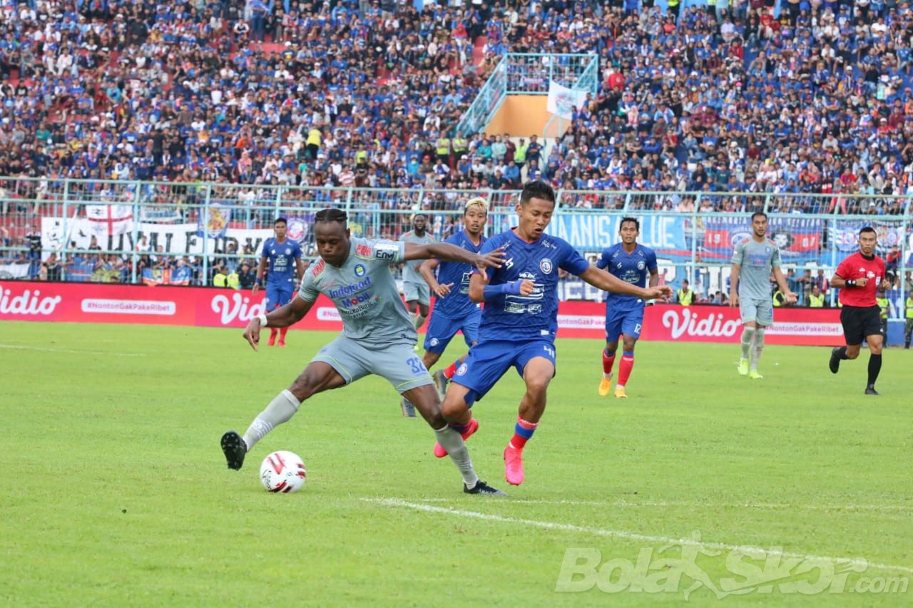 Mario Gomez Enggan Salahkan Pemain Arema FC atas Dua Penalti yang Diraih Persib