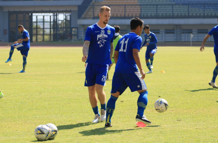 Robert Rene Alberts Pastikan Kevin van Kippersluis Keluar dari Persib