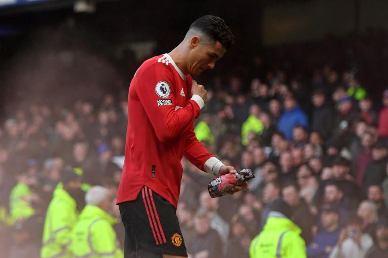 Terpancing Emosinya dan Banting Handphone Penggemar, Cristiano Ronaldo Kirim Permintaan Maaf