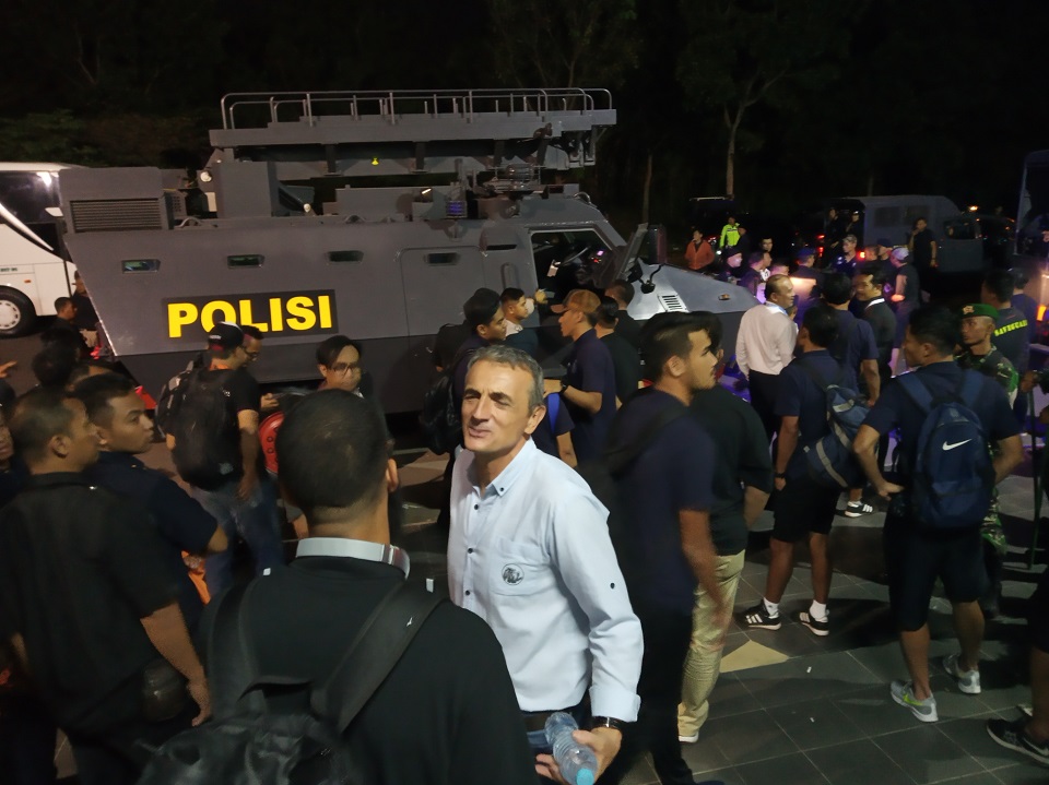 Aremania Masih Ada yang Tertahan, Arema FC Dievakuasi Pakai Rantis Baja Usai Kerusuhan Suporter