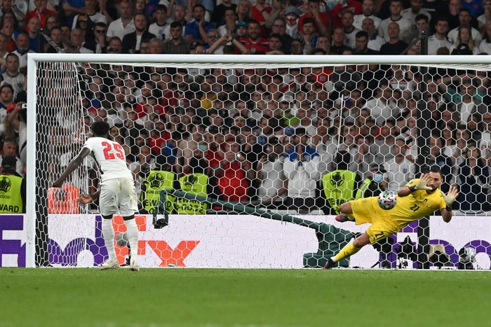 Polemik Penalti Bukayo Sako, Michael Owen Bela Keputusan Southgate