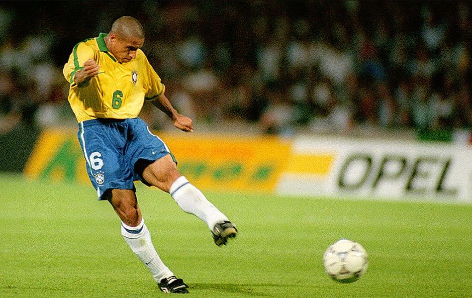 Rekor Dunia Tendangan Terkuat Sepak Bola Bukan Milik Adriano atau Roberto Carlos