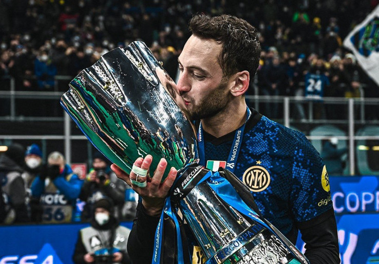 Kontrak Hakan Calhanoglu Hampir Berakhir, Galatasaray dan Fenerbache Mengintai