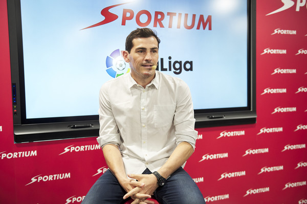 Iker Casillas Iri dengan Andres Iniesta dan Fernando Torres