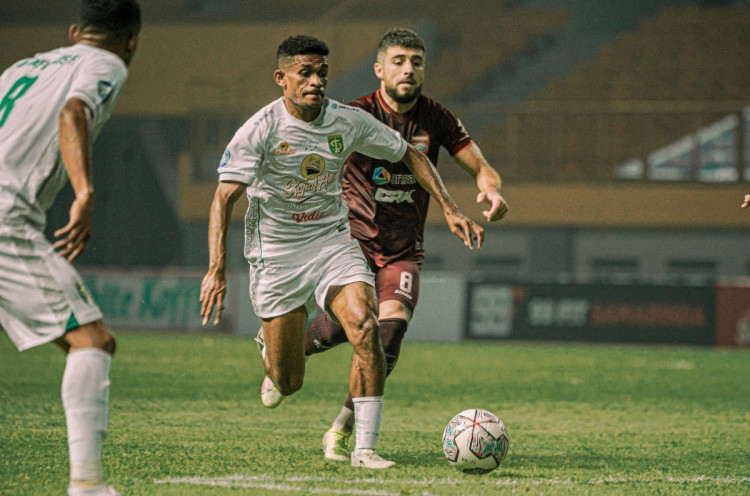 Kalah Telak dari Borneo FC, Pelatih Persebaya Soroti Lini Belakang