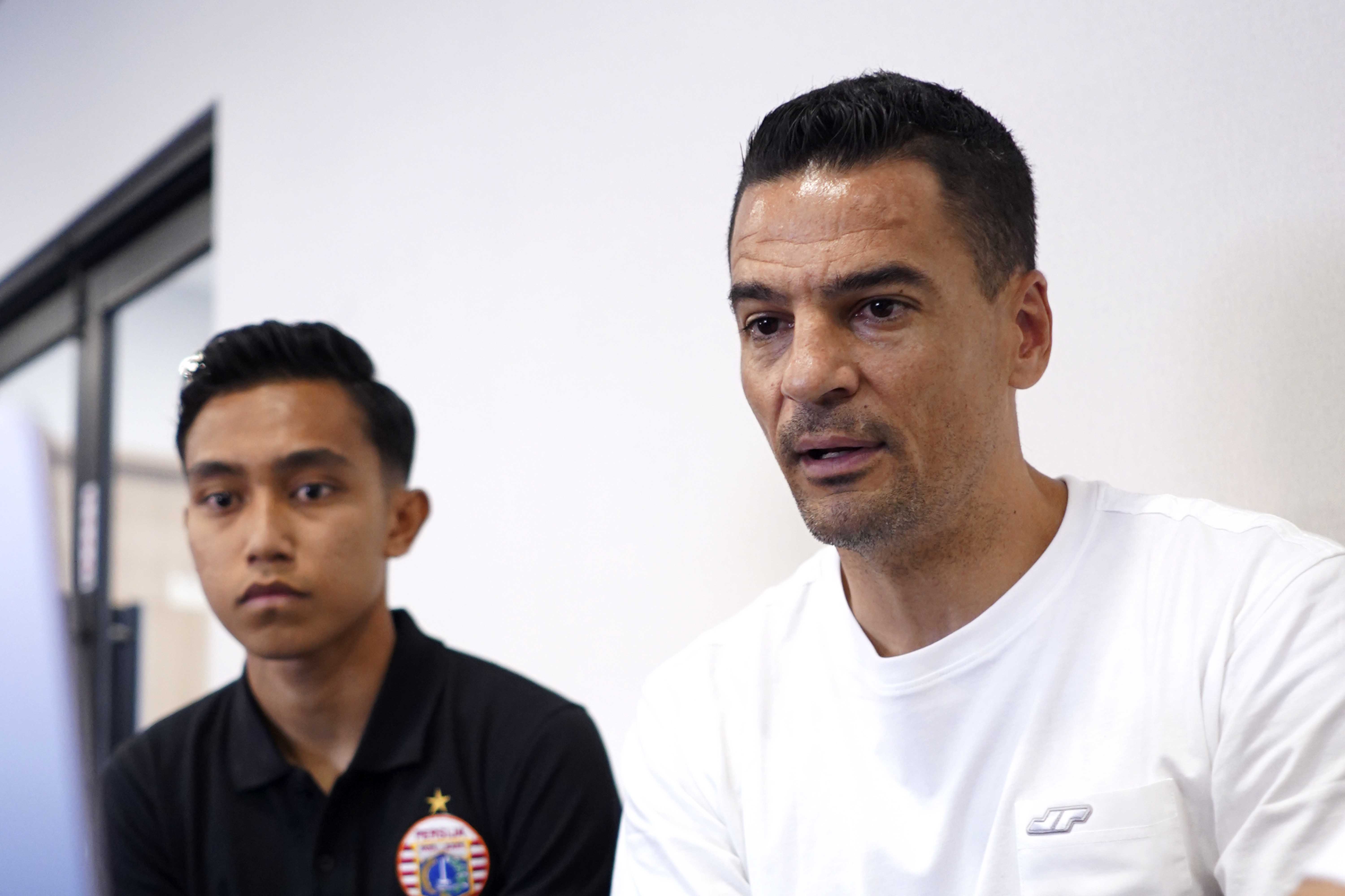 Pelatih Persija Carlos Pena Cari Cara Bongkar Pertahanan Arema FC