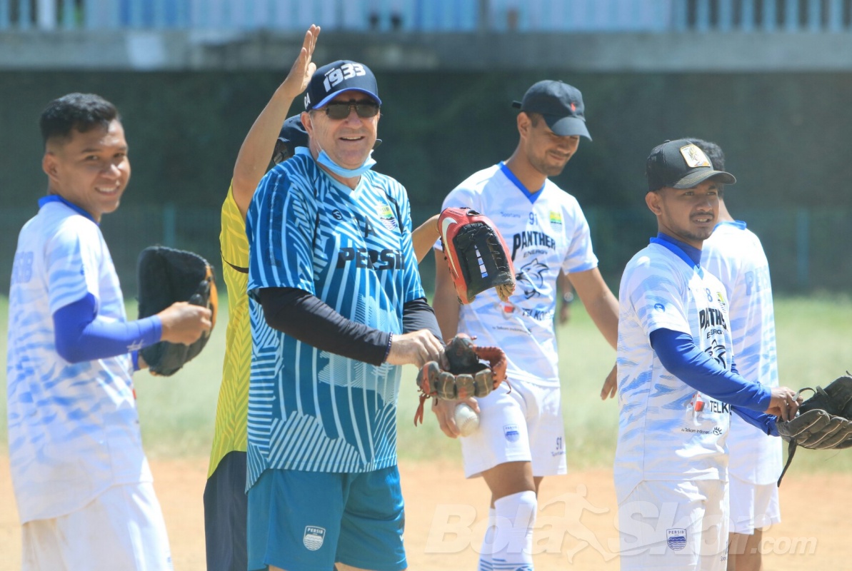 Alihkan Pikiran dari Sepak Bola, Persib Bandung Bermain Softball
