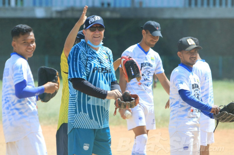 Alihkan Pikiran dari Sepak Bola, Persib Bandung Bermain Softball