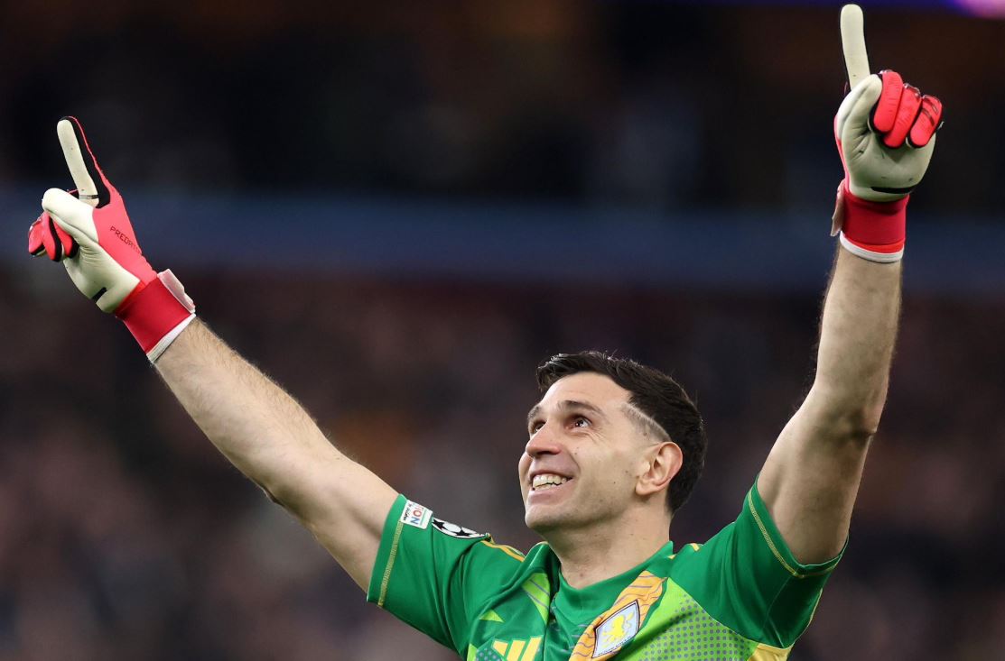 Emiliano Martinez Dibandingkan dengan Mantan Kiper Manchester United, Fabian Barthez