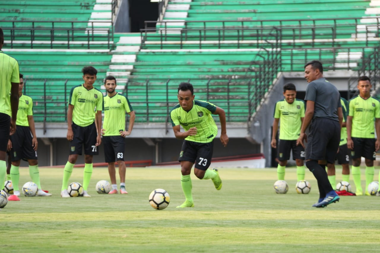 Ogah Terus Terpuruk, Irfan Jaya Bertekad Bawa Bajol Ijo Bangkit di GBT saat Lawan PSIS