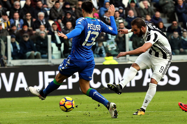 Juventus 7-0 Sassuolo: Gonzalo Higuain Hat-trick, Nyonya Tua Berpesta