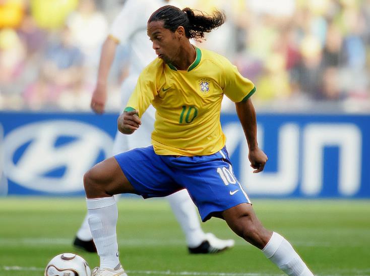 Buat Geger Publik Melalui Unggahan di Sosmed, Ronaldinho Buat Klarifikasi
