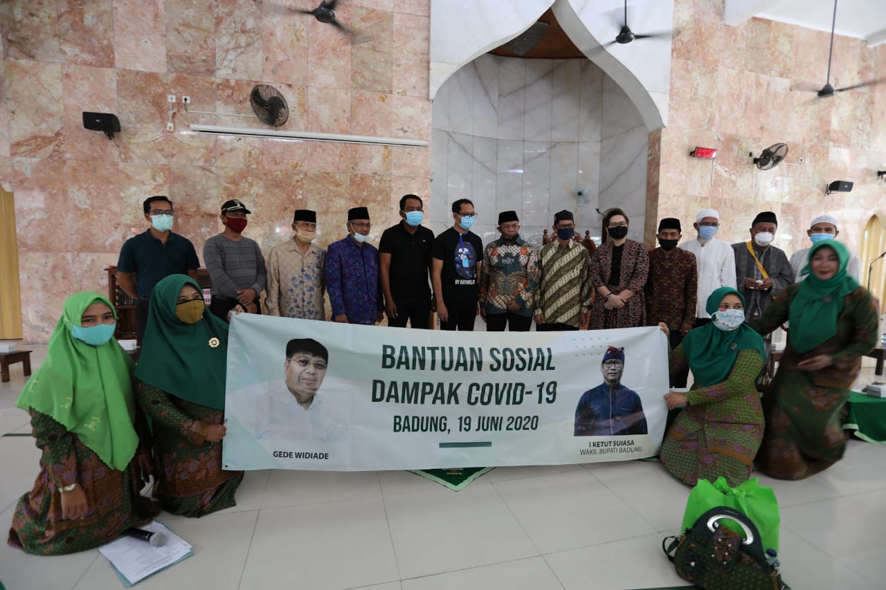 Gede Widiade Bantu Warga Bali Setelah Wasit, Pelatih SSB, dan Legenda Sepak Bola Indonesia