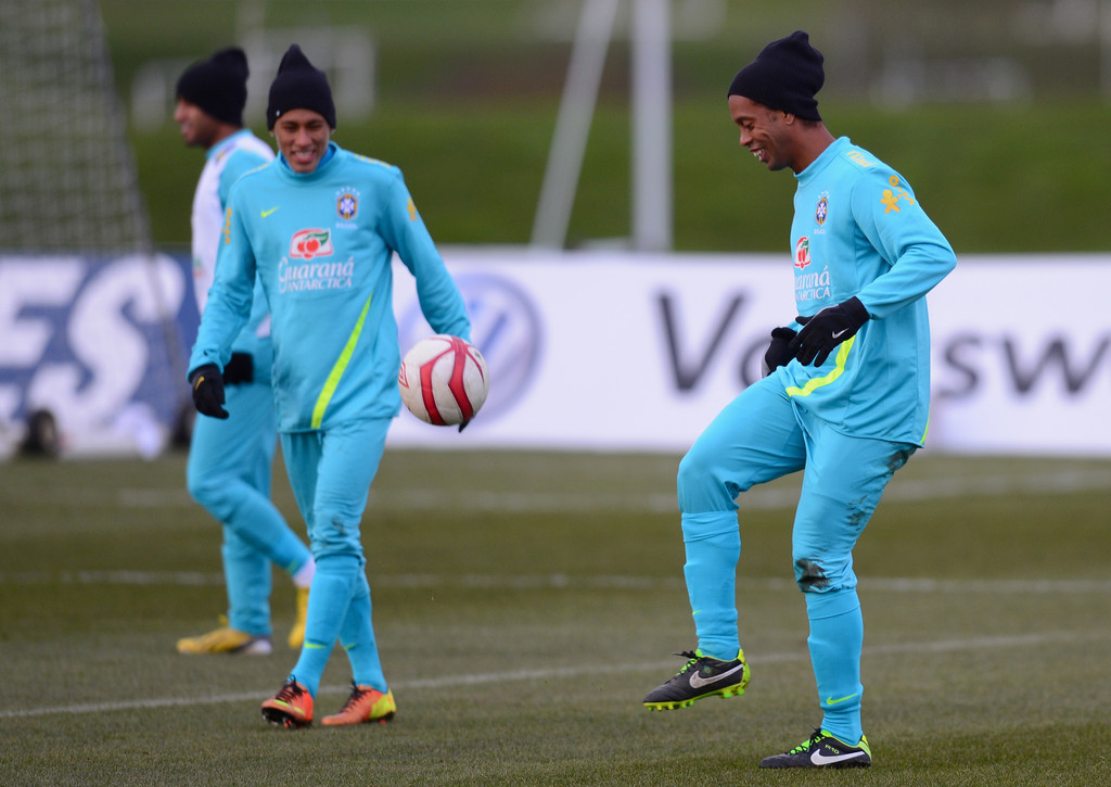 Ronaldinho Berharap Neymar Pulih dari Cedera untuk Tampil di Piala Dunia 2018