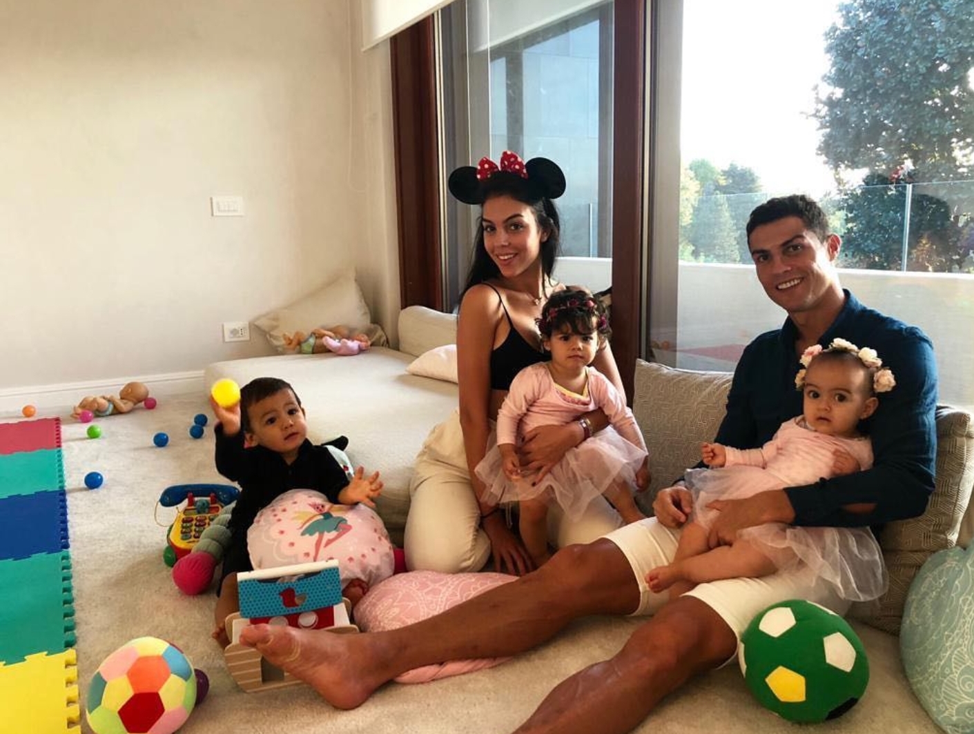 Absen Bela Portugal, Cristiano Ronaldo Habiskan Waktu Bersama Keluarga