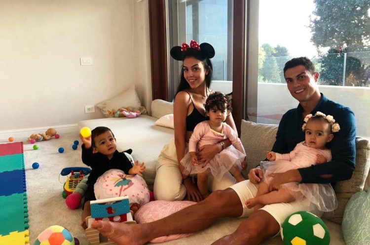 Absen Bela Portugal, Cristiano Ronaldo Habiskan Waktu Bersama Keluarga