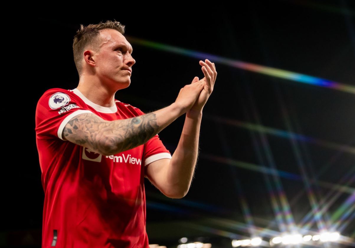 Manchester United Konfirmasi Kepergian Phil Jones