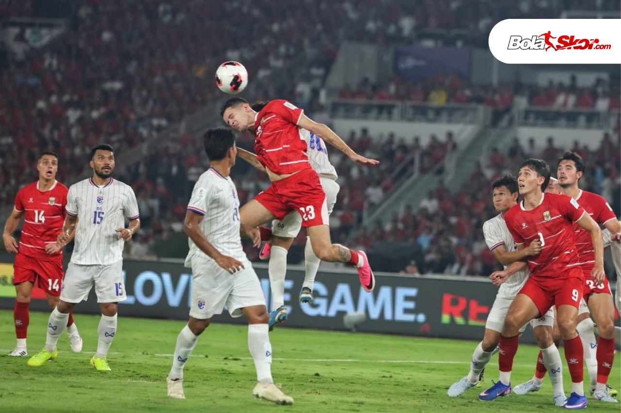 Aksi Justin Hubner melawan Thailand di Stadion Utama GBK, Jakarta, Senin (5/10). (MP Media/BolaSkor.com/Didik Setiawan)