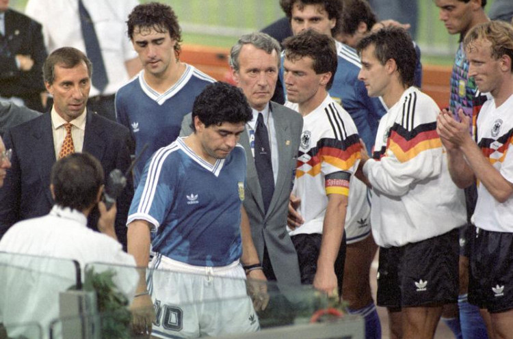 Kisah Maradona yang Nyaris Dikartu Merah pada Final Piala Dunia 1990
