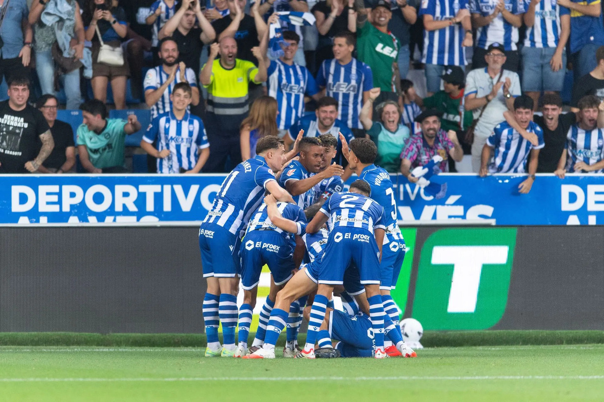 Selebrasi para pemain Deportivo Alaves. (Laman Resmi Deportivo Alaves)