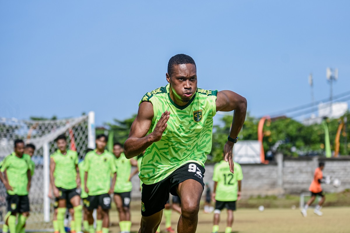 Masih Berdaptasi, Pelatih Persebaya Belum Berharap Banyak dari Arsenio Valpoort