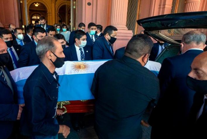 Ribuan Orang Hadir di Pemakaman Diego Maradona