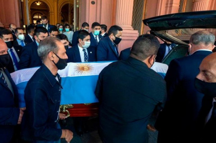 Ribuan Orang Hadir di Pemakaman Diego Maradona