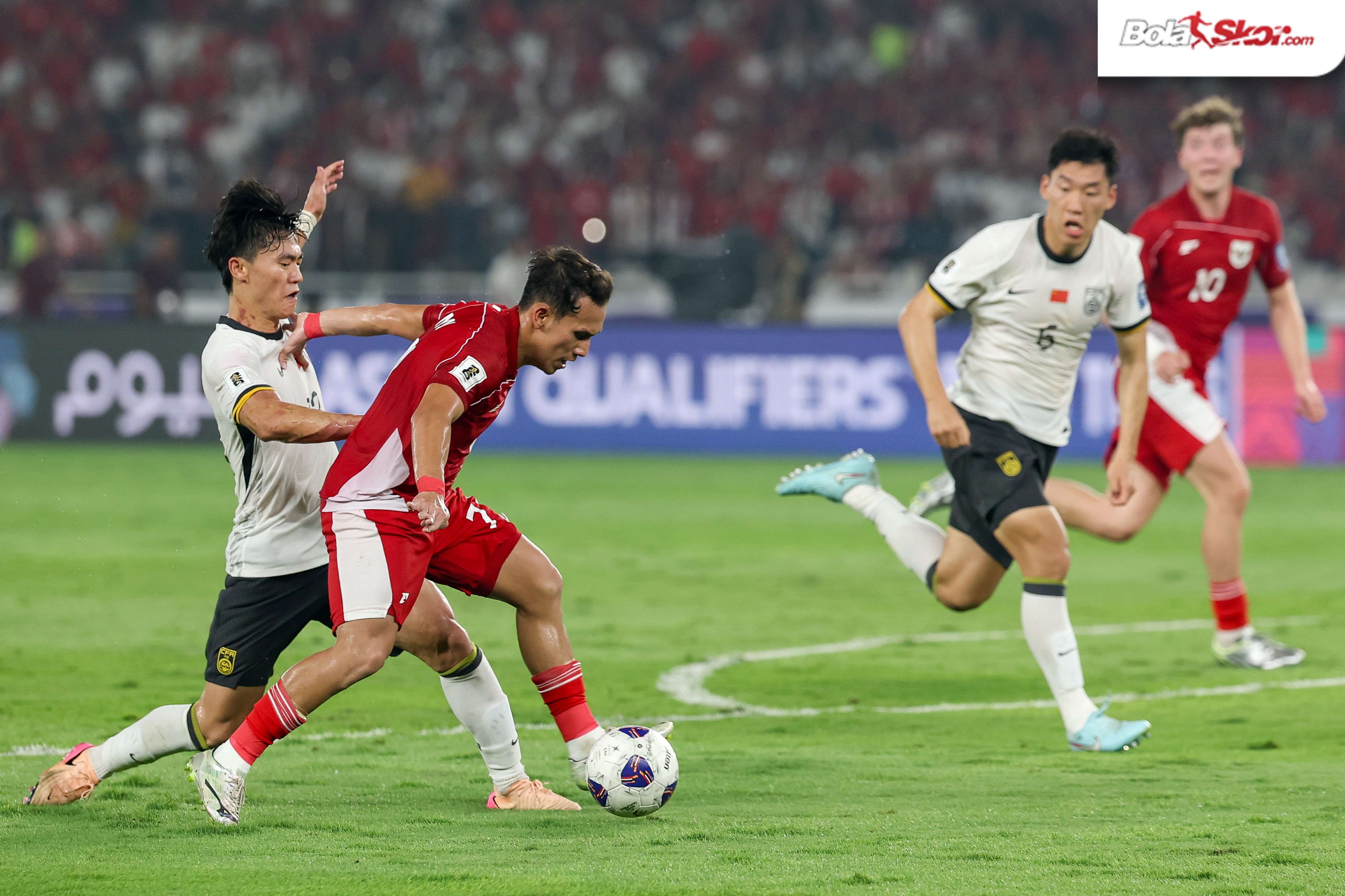 Aksi Egy Maulana Vikri lawan China di Stadion Utama Gelora Bung Karno (SUGBK), Jakarta, Kamis (5/6). (MP Media/BolaSkor.com/Naive Al'as)