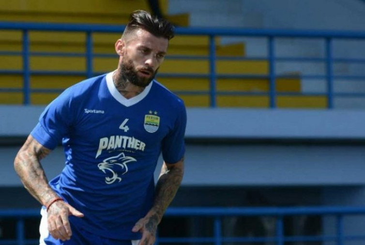 Dapat Sanksi 4 Pertandingan, Begini Reaksi Bek Persib Bandung