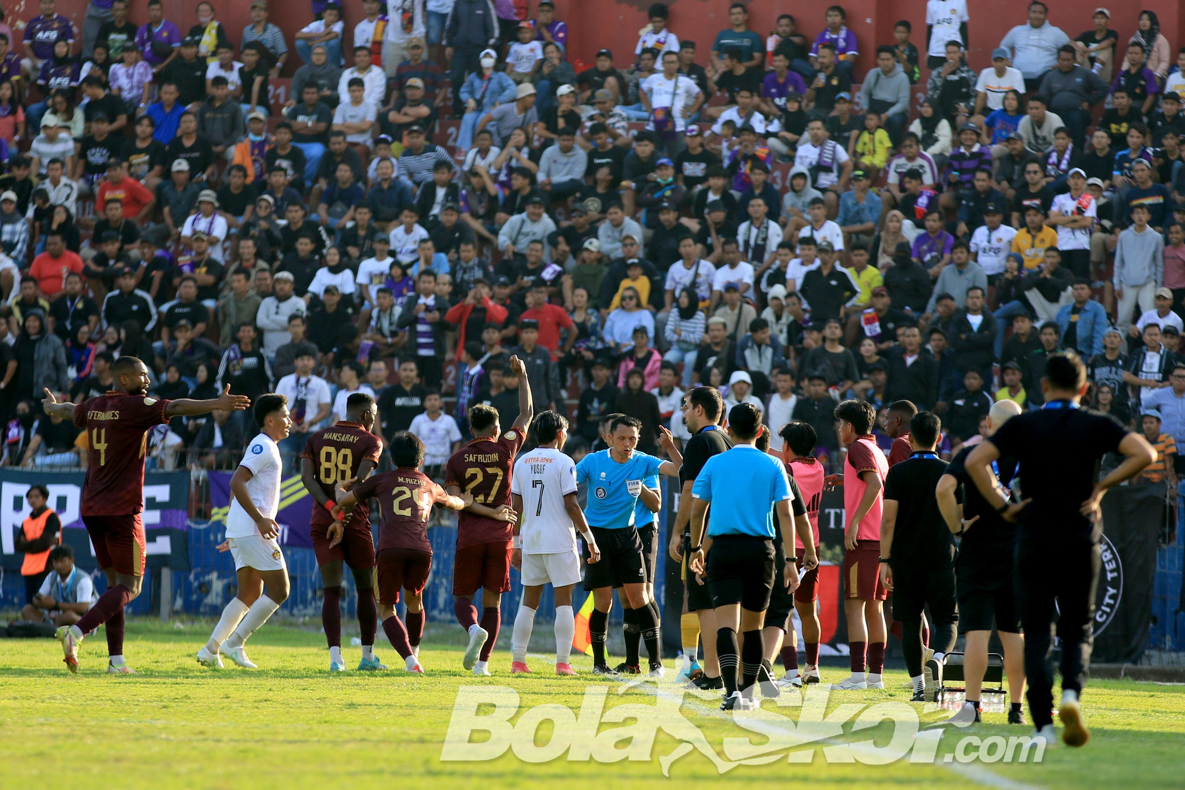 Raih Satu Poin Lawan PSM Lewat 3 Jam Pertandingan, Pelatih Persik: Ini Gila!