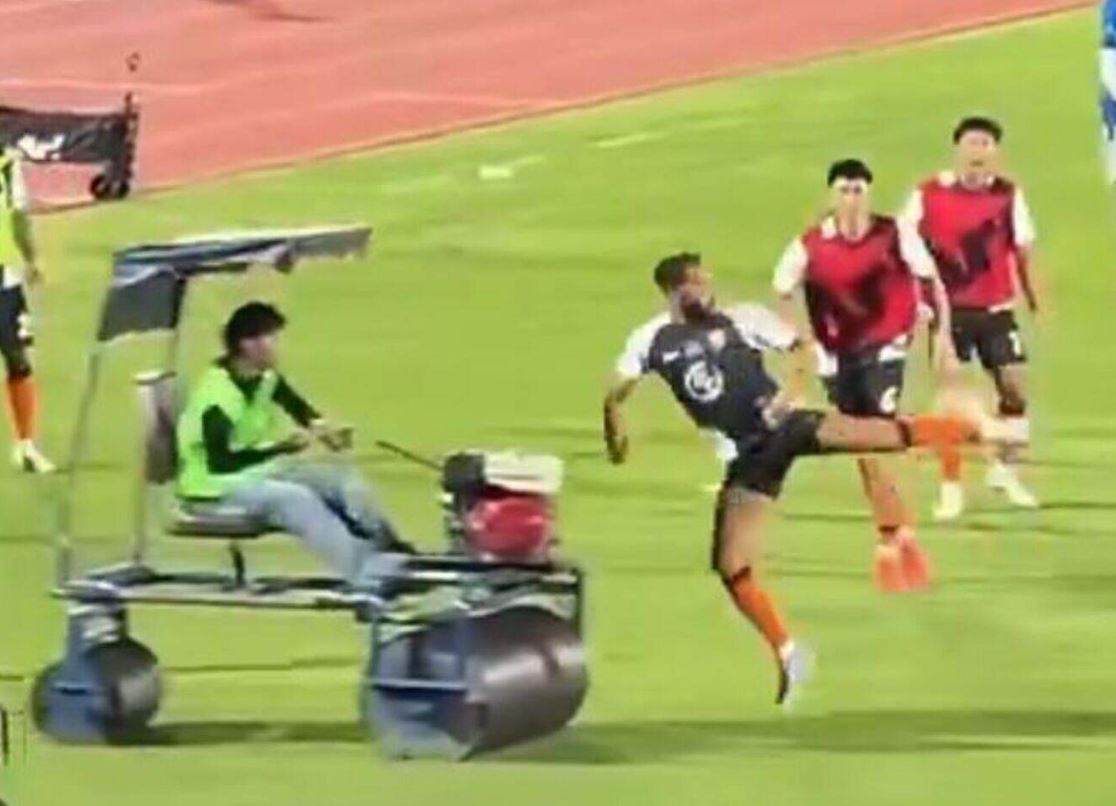 Parah, Mantan Pemain Timnas Inggris Tergilas Mesin Pemadat Rumput