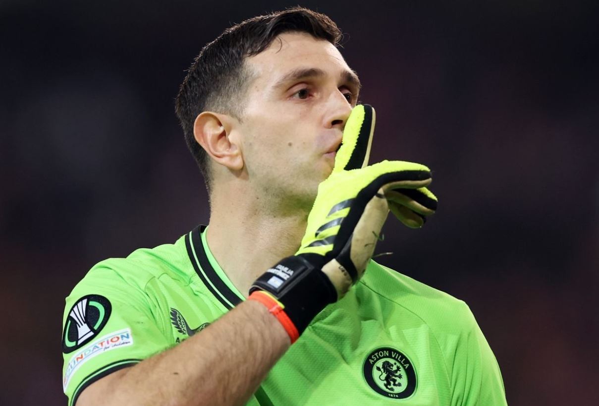 Kiper Timnas Jepang Datang, Dibu Martinez Ditawarkan ke Chelsea