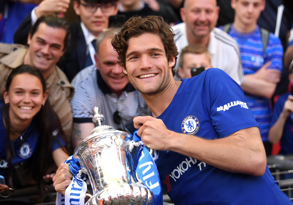 Dua Tim Madrid Berburu Tanda Tangan Marcos Alonso