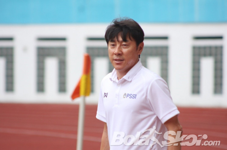 Shin Tae-yong Komentari Lapangan Stadion Wibawa Mukti yang Kurang Bagus