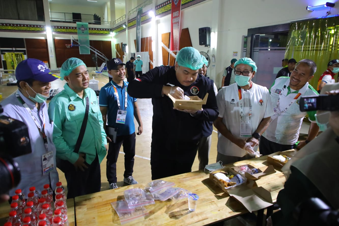 Soal Makanan Atlet, Menpora Dito Tinjau Langsung Pusat Pengemasan Konsumsi PON 2024