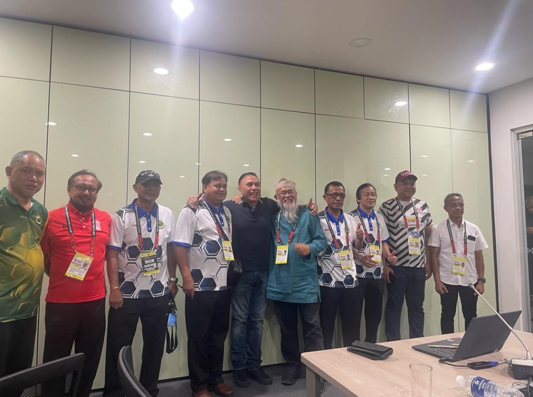 Brunei Vs Timnas Indonesia, Ketum PSSI Iwan Bule Tunjukkan Keakraban dengan Deputi Presiden FABD