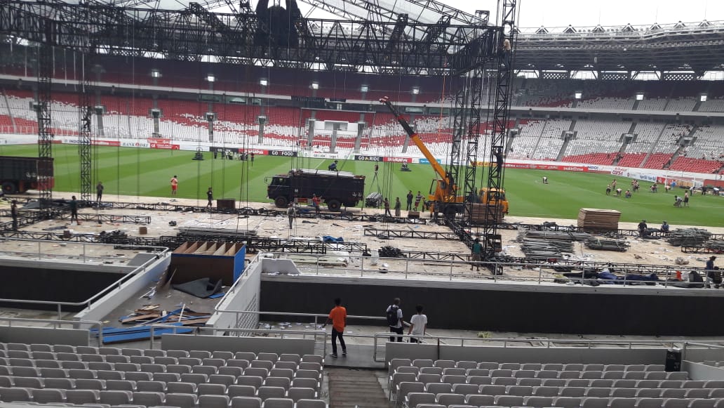 Kondisi SUGBK Pagi Ini Usai Acara Keagamaan, Panggung Masih Dibongkar
