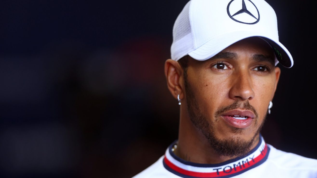 Ada Tuntutan Cabut Gelar Verstappen, Hamilton Angkat Bicara
