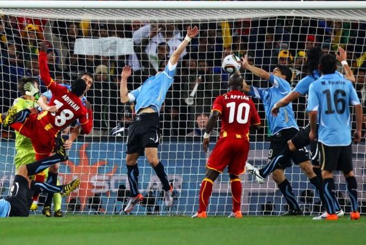 Nostalgia: Tangan Tuhan Jilid 2 Milik Luis Suarez