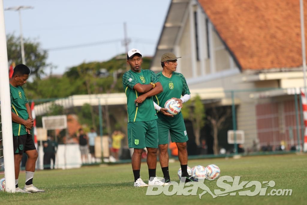 Jelang Akhir Tugas Uston Nawawi, Pelatih Baru Persebaya Masih Tanda Tanya