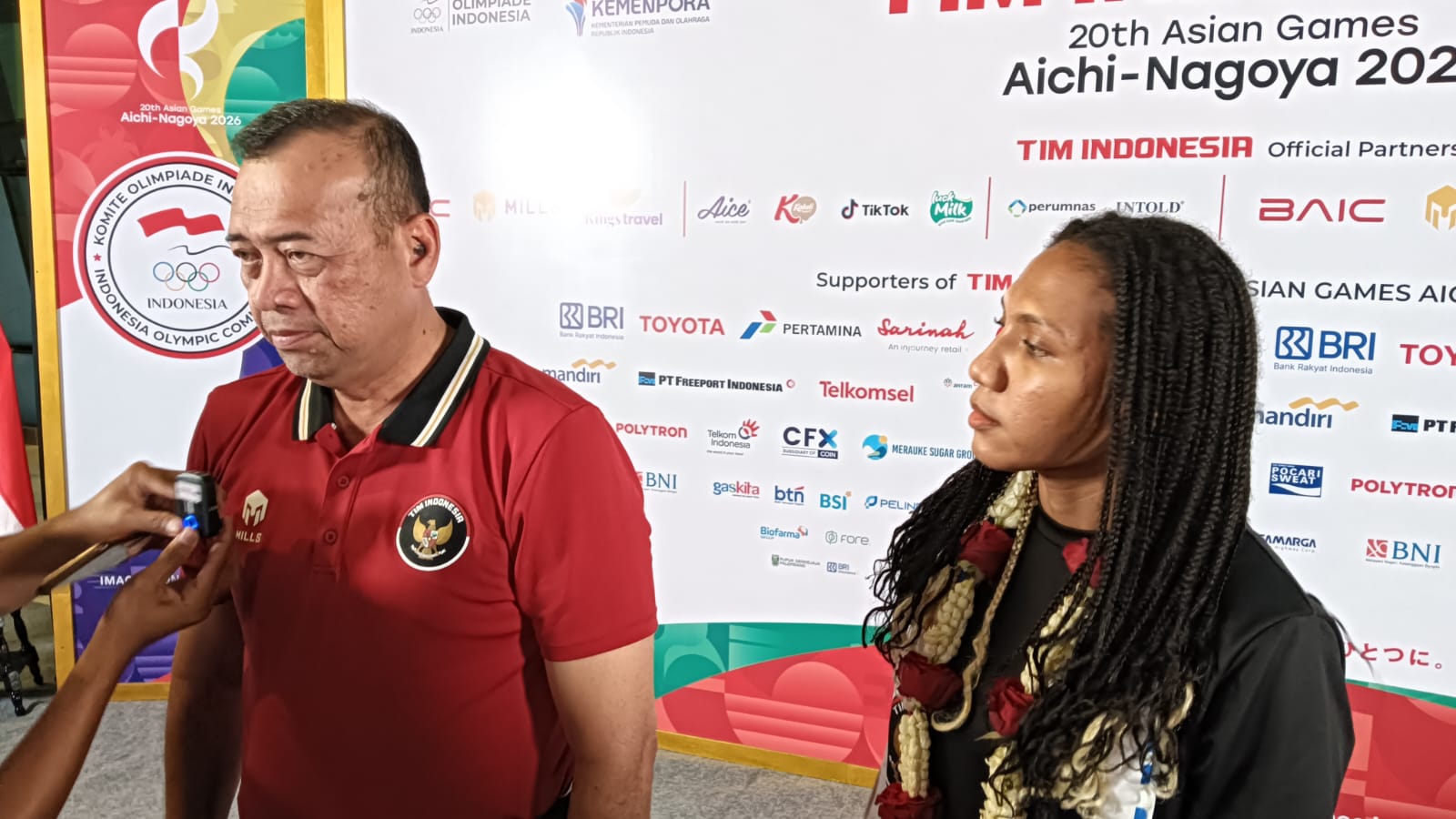 Kabidbinpres PBVSI, Adang Ginanjar dan Kapten Timnas Voli Putri Indonesia, Mediol Yoku. (BolaSkor.com/Gazza Roosaryatama)