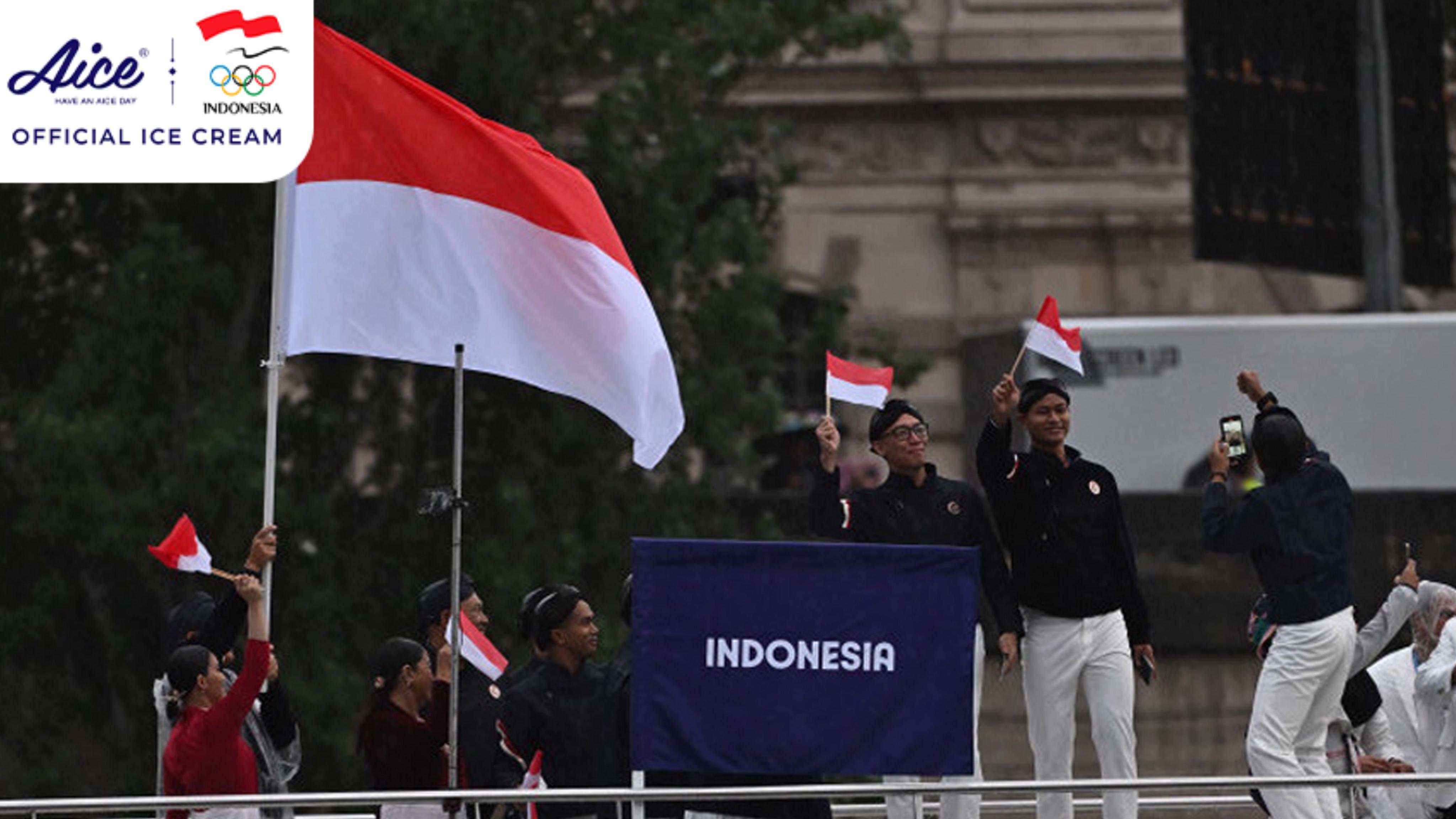 Opening Ceremony Olimpiade Paris 2024: Tim Indonesia Kibarkan Bendera Merah Putih di Atas Perahu