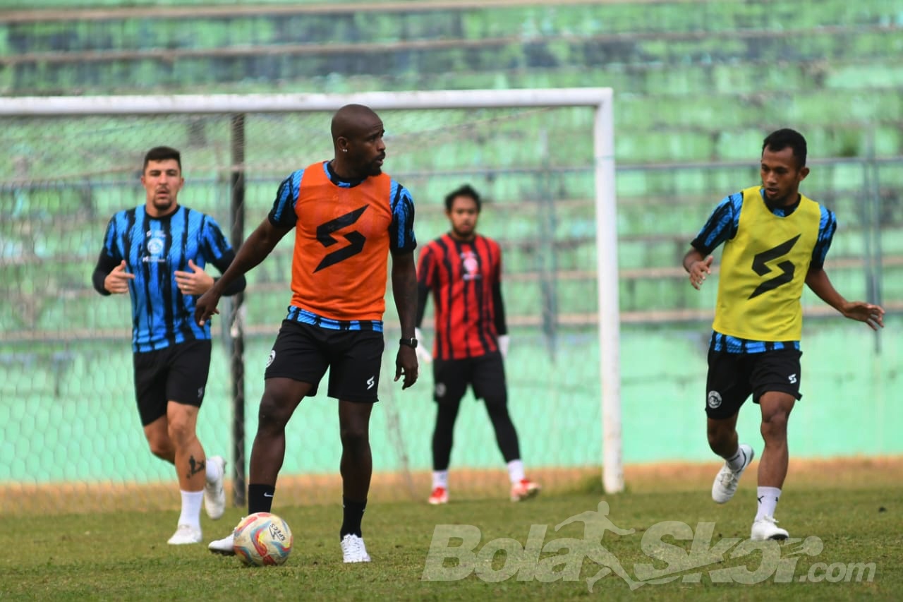 Lama Vakum dari Level Kompetitif, Greg Nwokolo Tegaskan Ambisi bersama Arema FC