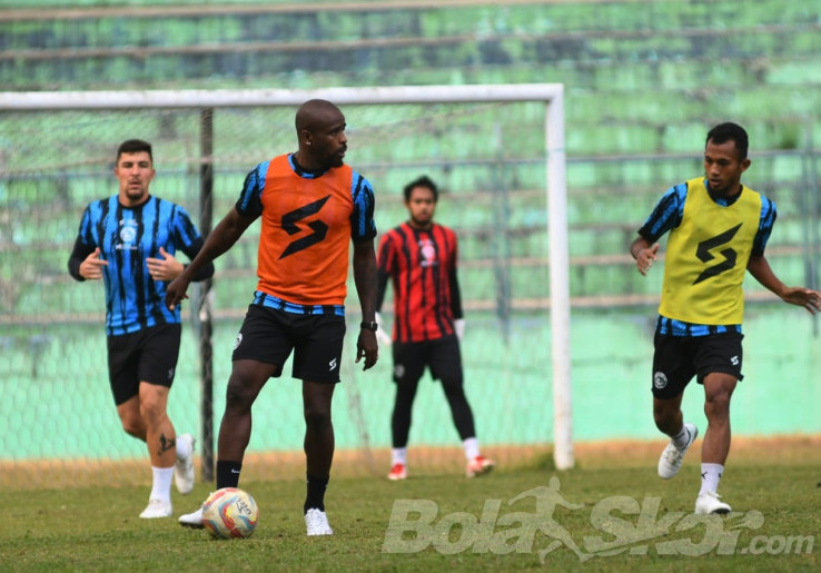 Lama Vakum dari Level Kompetitif, Greg Nwokolo Tegaskan Ambisi bersama Arema FC