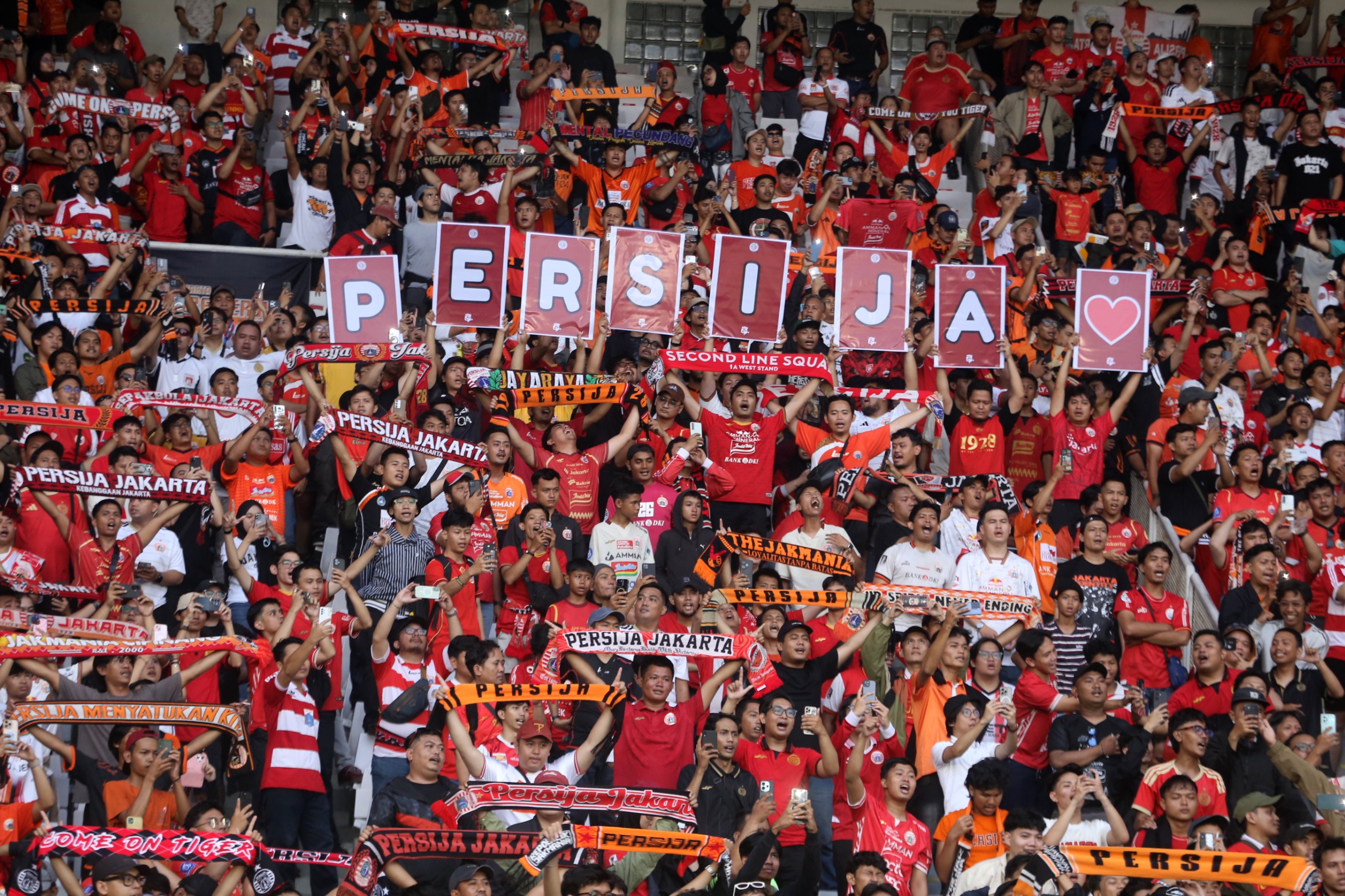 The Jakmania dalam laga Persija vs Persib di SUGBK, Sabtu (12/9). (BolaSkor/MP Media/Didik Setiawan)