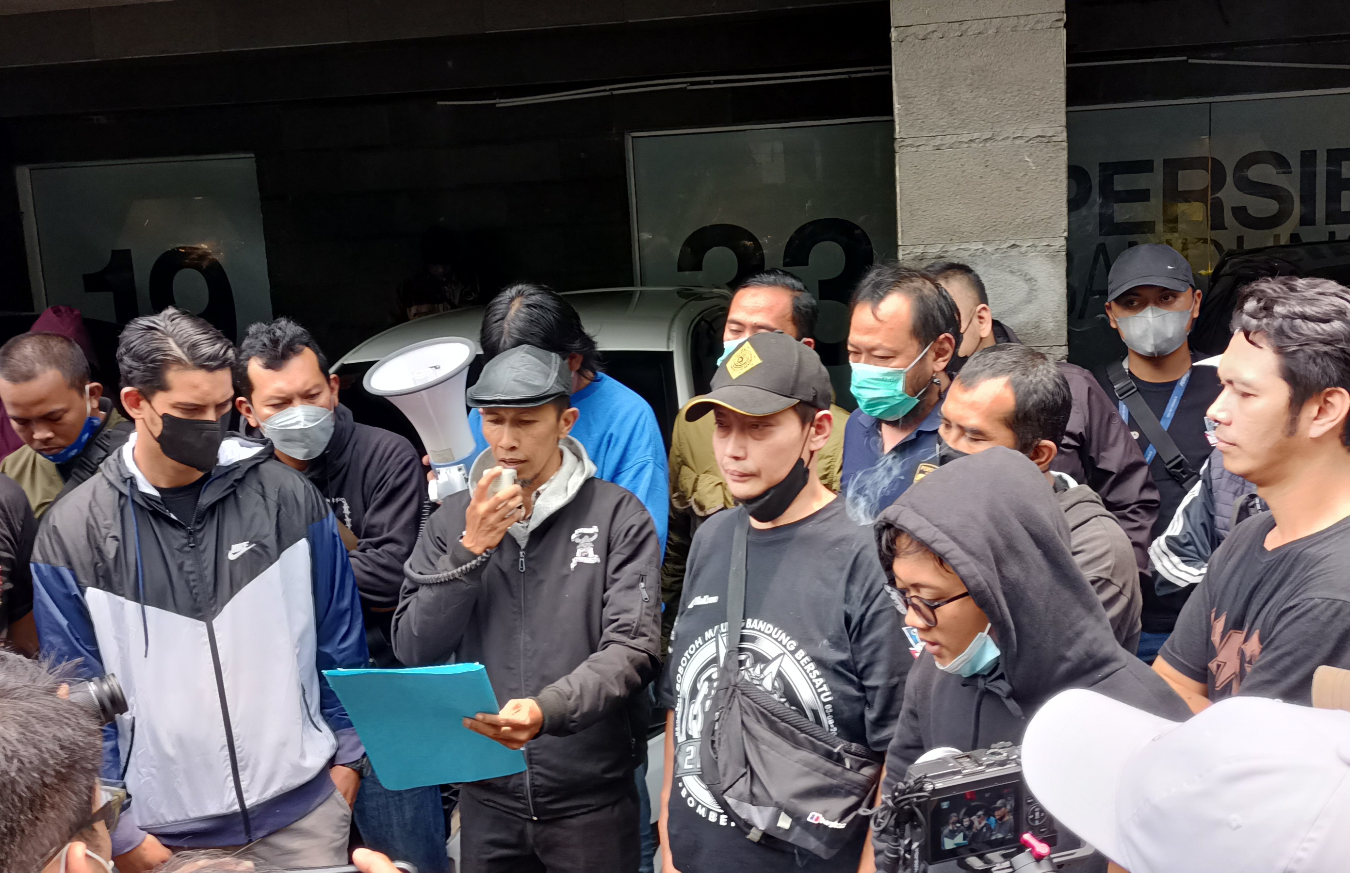 Lewat Petisi, Bobotoh Desak Manajemen Persib Coret Robert Rene Alberts