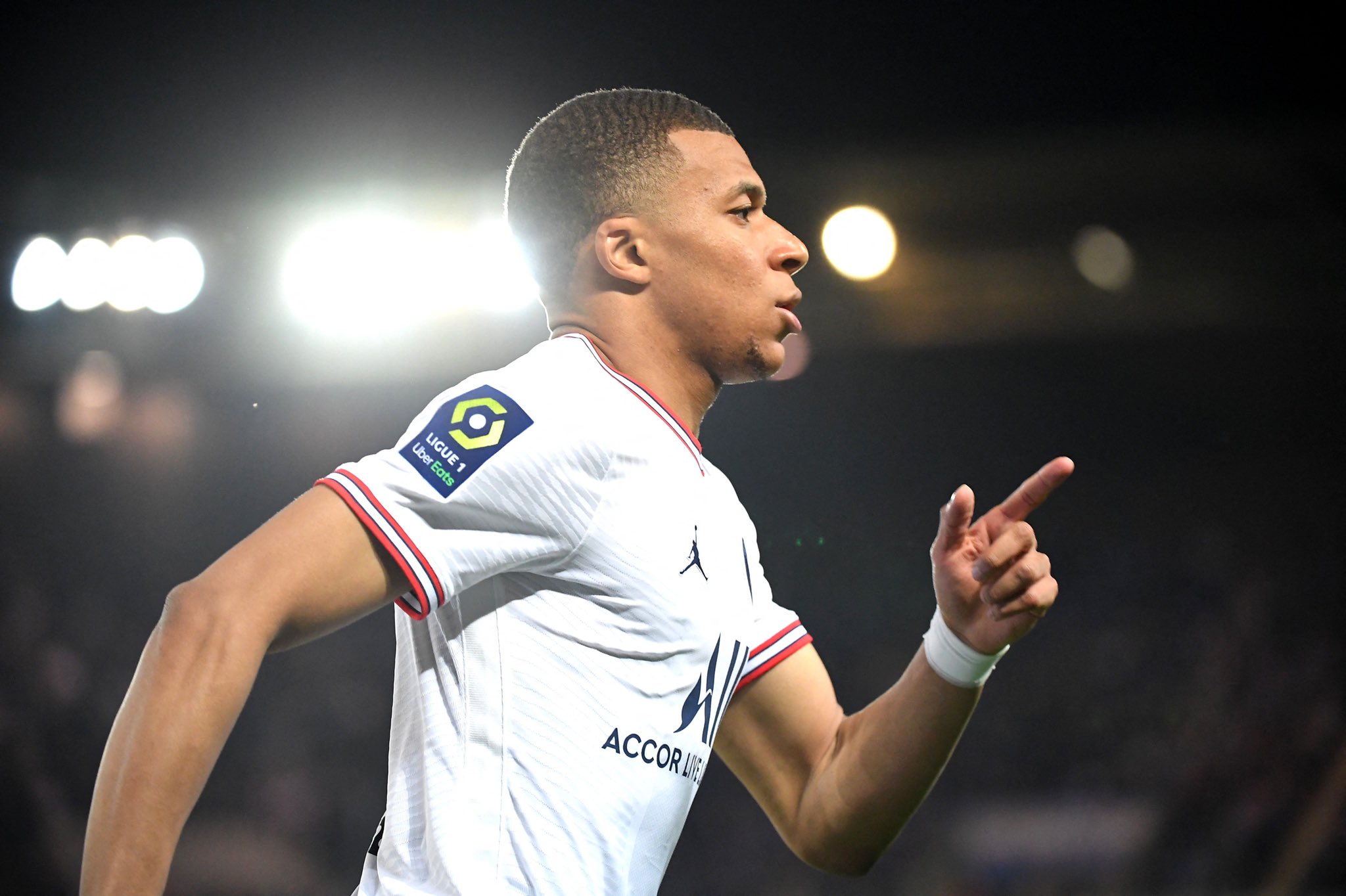 Plintat-plintut Kylian Mbappe: Sangat Dekat Gabung Madrid, Kini Pilih Bertahan di PSG