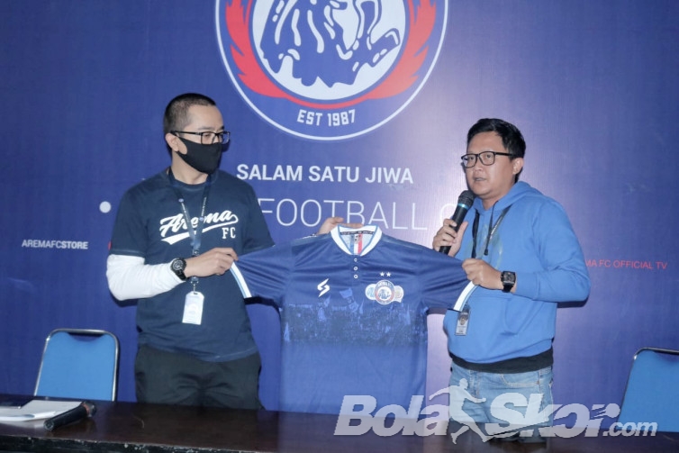 Tandai Hari Jadi Ke-33, Sponsor Arema FC Luncurkan Mobil Ikonik