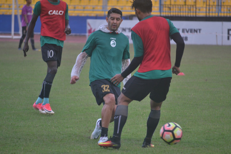 Soal Esteban Vizcarra, Manajemen Persib Bandung Serahkan ke Miljan Radovic