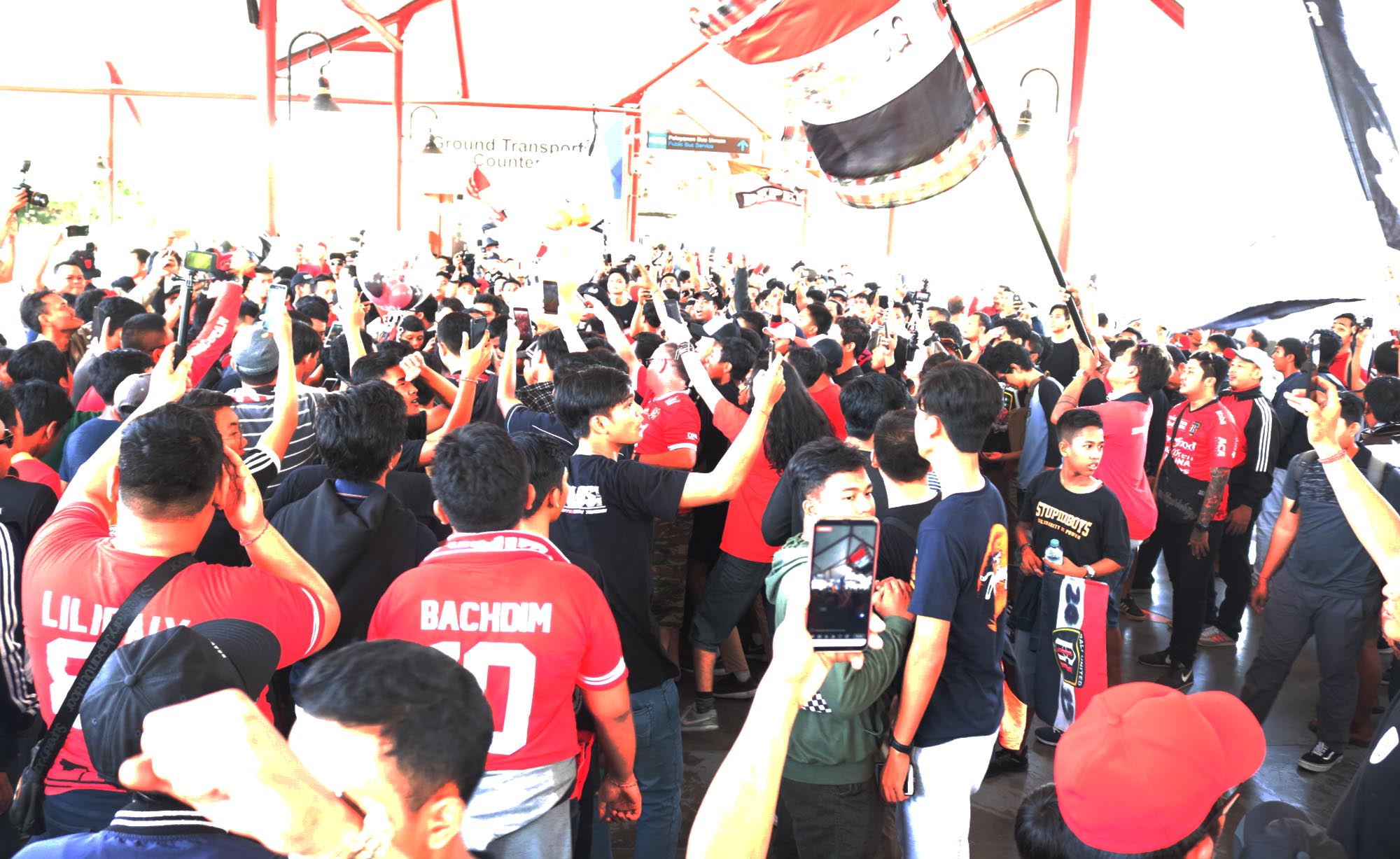 Fadil Sausu Terharu dengan Sambutan Suporter Bali United di Bandara Ngurah Rai Usai Kepastian Juara